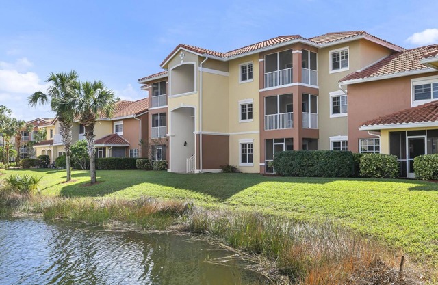 Luxury 1st floor condo w/Fountain view - centrally located to airport and beach