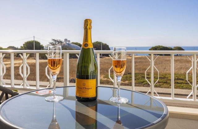 Luxury 2 bedrooms Apartment with frontline Sea Views Close to Beaches