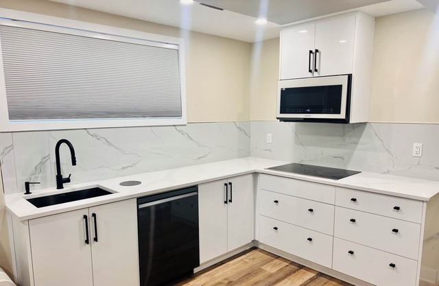 Luxury 2 b/room comfort & modern apartment with kitchen and free parking.