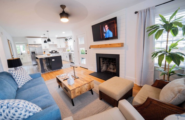 Luxury 2 bd lakefront Modern porch fire pit fisherman boat dock walk to downtown
