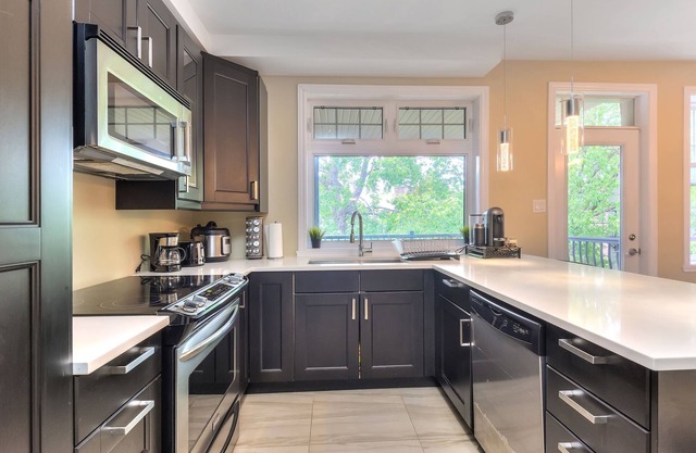 Luxury 2 bedroom/2 Bathrooms/2 balconies/hi-speed wifi/free parking