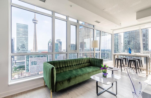 Luxury 2 BR in the heart of Entertainment District w/ CN Tower View