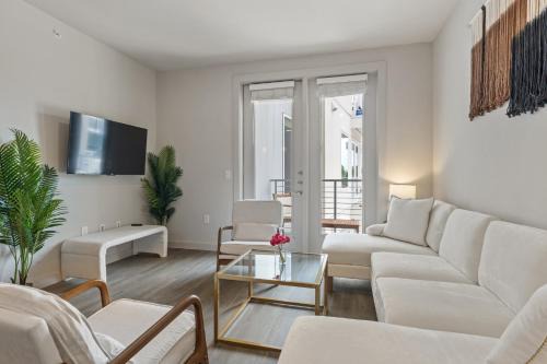 Luxury 2-BR with Juliet Balcony