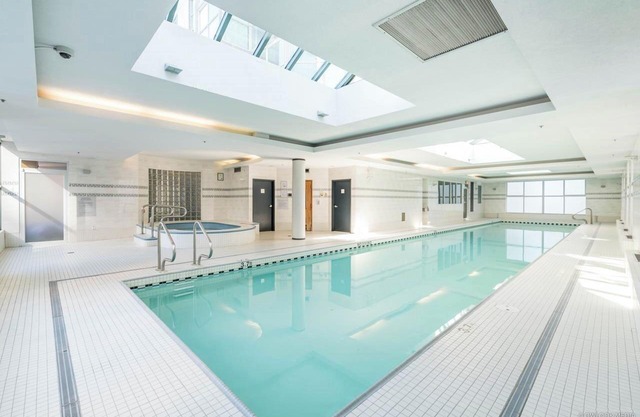 Luxury 2B2B Yaletown Condo with View and Pool!