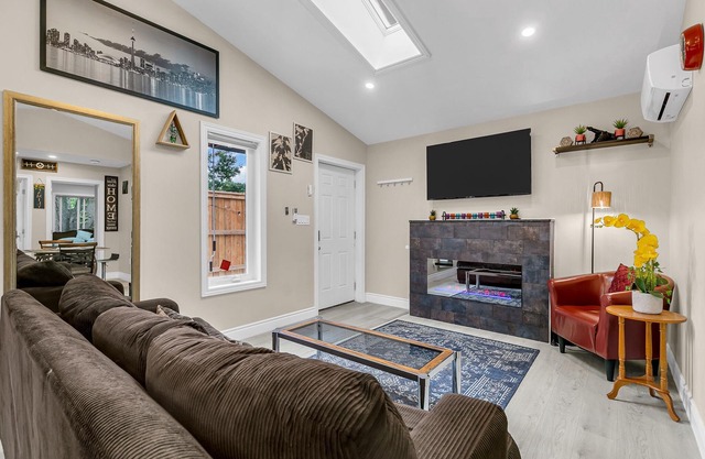 Luxury 2BR home with high ceilings with BBQ/patio in beautiful South Windsor.