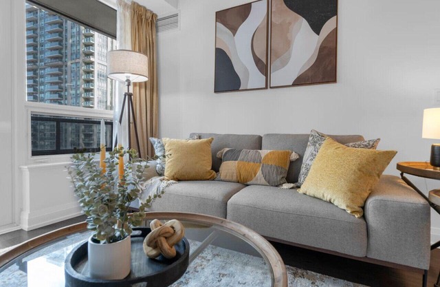 Luxury 2BR - Pool/Gym/Sauna - 1 min to Subway