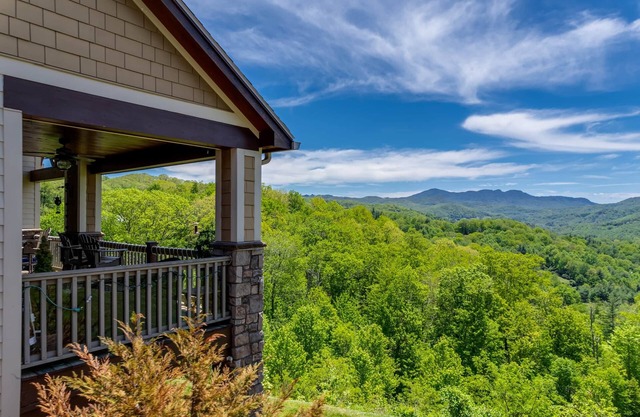 Luxury 2BR Retreat Stunning Mountain Views 1D