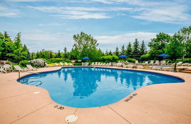 Luxury 3 Bedroom Blue Chalet. Entire House. 2 minute drive from the village