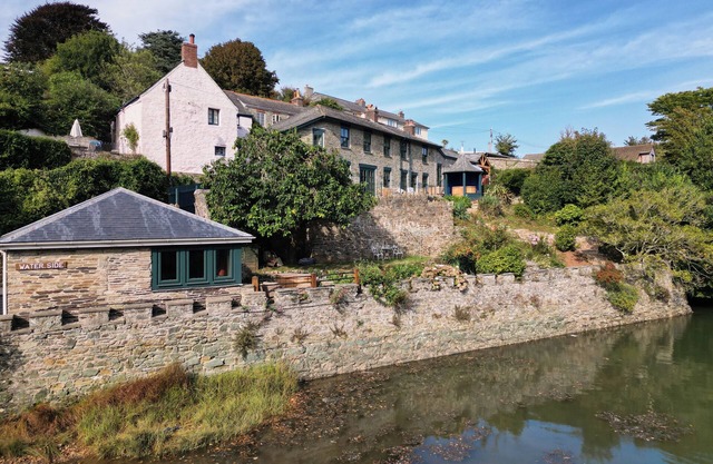 Luxury 3-Bed House with Boathouse on the Estuary–Outdoor Kitchens & Hot Tubs for