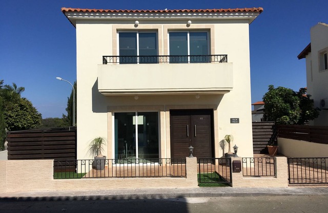 Luxury 3 bed villa with PRIVATE POOL, 30 mbs WIFI, fabulous location