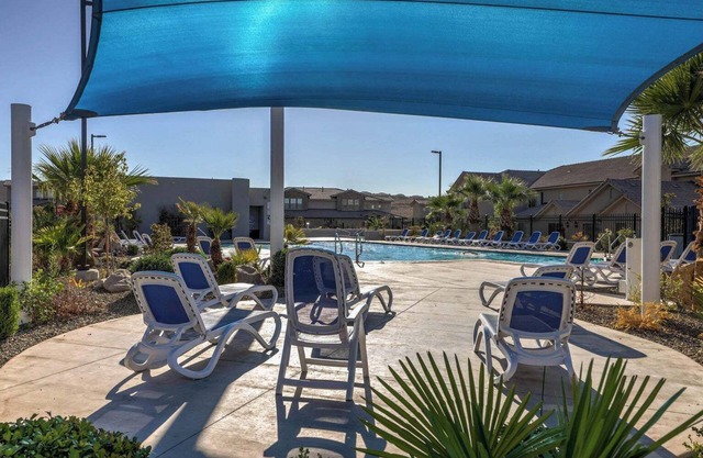 Luxury 3-bedrm St. George townhome with pool by Sand Hollow & Zion. Sleeps 10