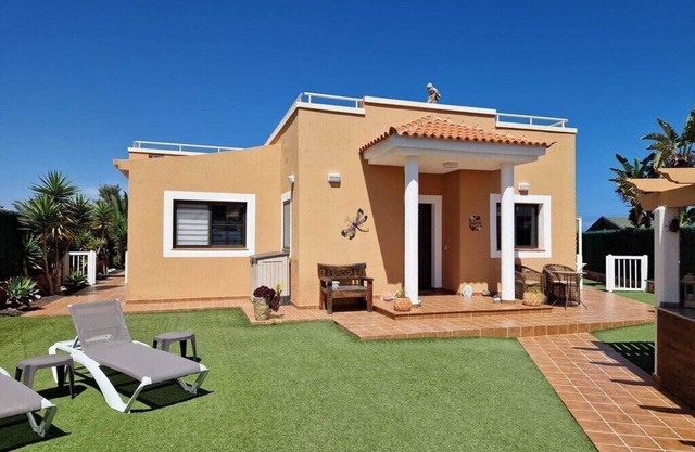 Luxury 3 bedroom villa overlooking golf course with private pool and Wi-fi