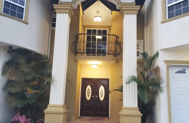 Luxury 3 Bedroom 3.5 Bathroom Suite. Close too beaches & local attractions.