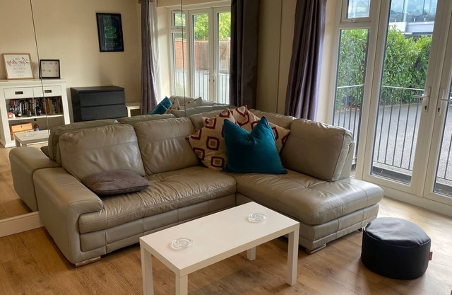 Luxury 3 bedroom Appartment free parking superfast wifi smart TVs all amenities