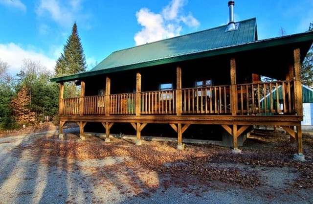 Luxury 3-bedroom Maine Log Cabin Retreat