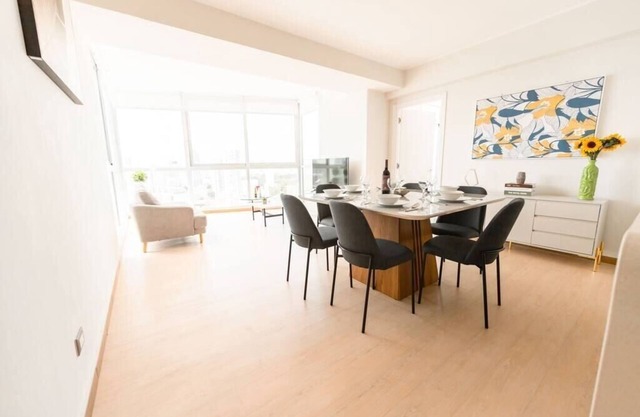 Luxury 3 Bedroom Oceanview apt w parking balcony