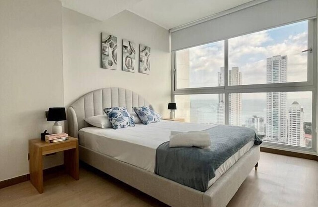 Luxury 3 Bedroom Oceanview apt w parking balcony