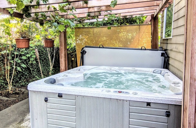 Luxury 3100sqft Home: Hot Tub, GameRoom & Jacuzzi + EV Charger
