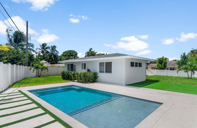 Luxury 3BDR Paradise Pool Home Minutes From The Beach!