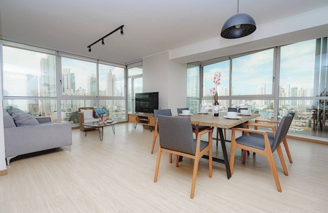 Luxury 3BR Cityview apt, parking and balcony