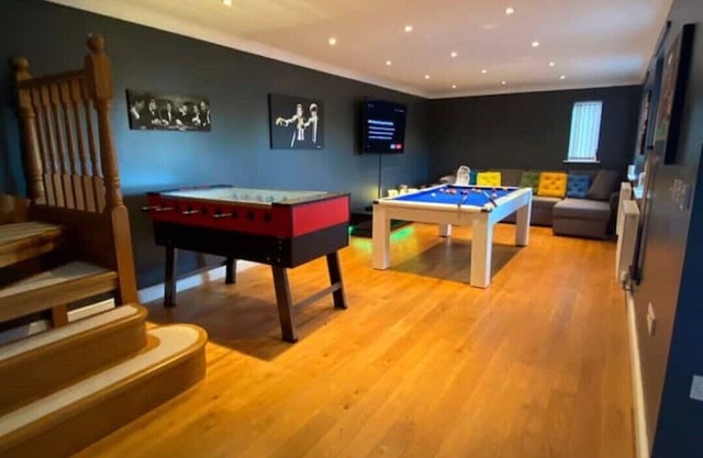 Luxury 4-5 Bed Home with Games Room and Balcony