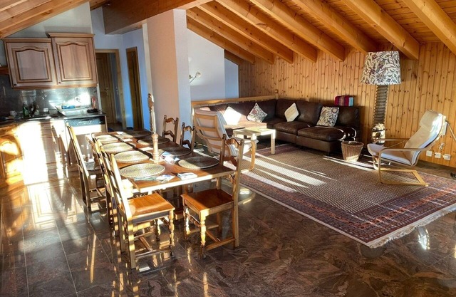 Luxury 4 bed Duplex Penthouse near lift, free parking, fibre optic broadband.