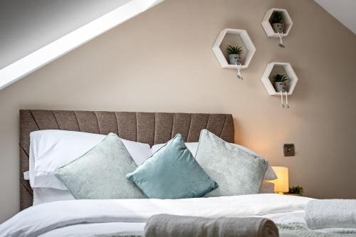 Luxury 4 Bed home for Groups and Families - Driveway-Garden-Gatwick Horley