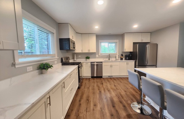 Luxury 4-bedroom home in beautiful Willowbrook Forest Preserve area with AC WiFi