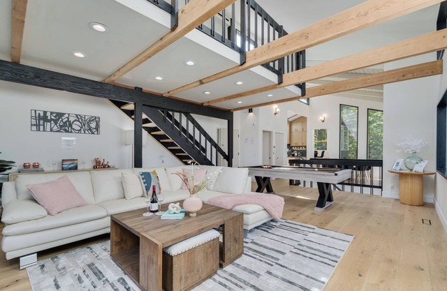 Luxury 4-bedroom house with Spa, Pool Table, and Amazing views! Close to Campus!