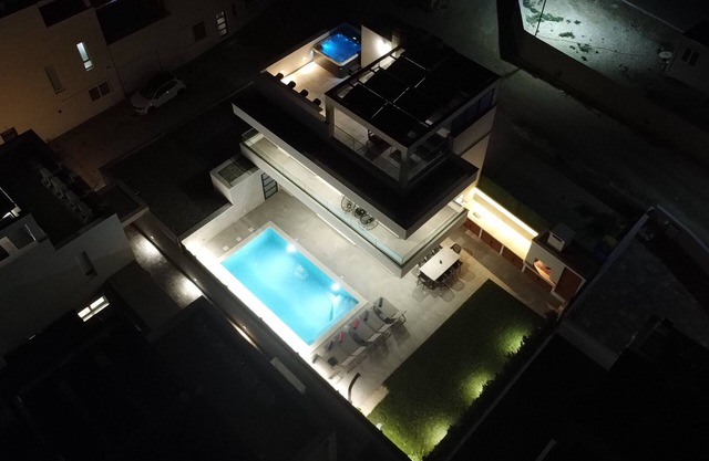 Luxury 4-bedroom villa with massage jets and Heated Swimming pool.