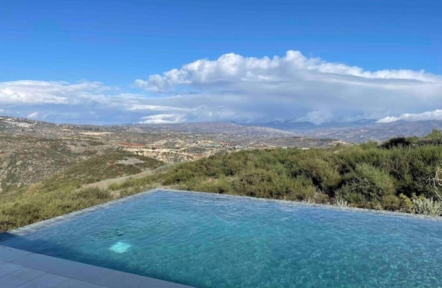 Luxury 4-bedroom villa with infinity pool