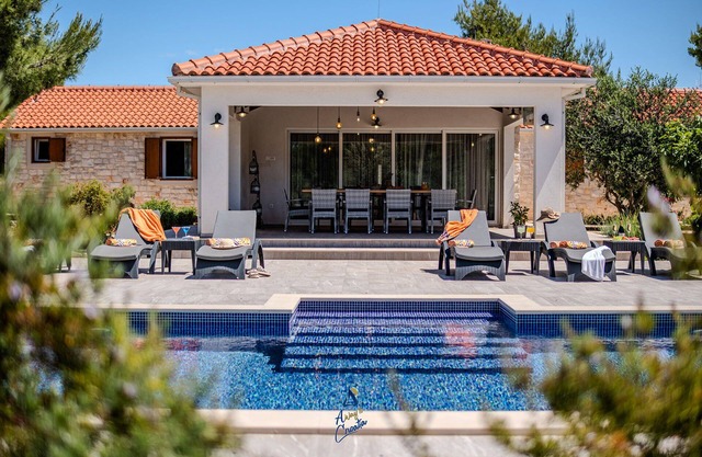 Luxury 4-BR Villa for 10 Heated Salt Water Pool