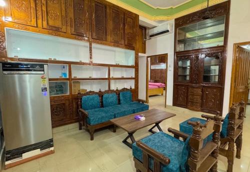 Luxury 4BHK Bunglow in Posh Colony