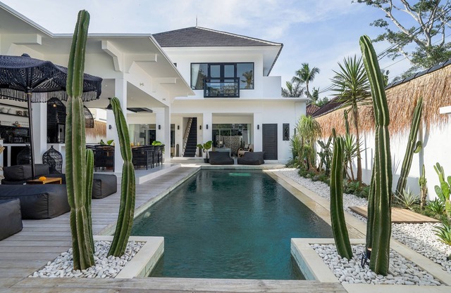 Luxury 4BR Private Villa within walking distance to the Beach