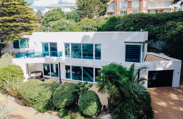 Luxury 5 bedroom Villa with Balcony and Sea Views