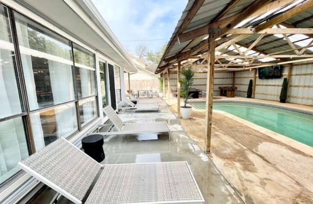 *Luxury 5mi Domain 6Rms3 bath/Pool/HotTub/Foosball