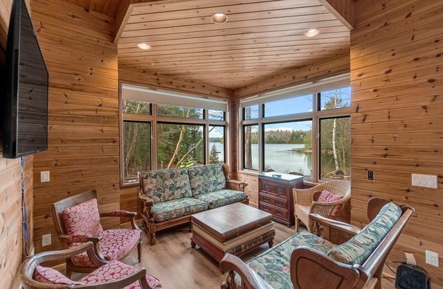 Luxury 6 Bedroom Muskoka Chalet/Cottage Private Beach w/Crystal Clear Water!
