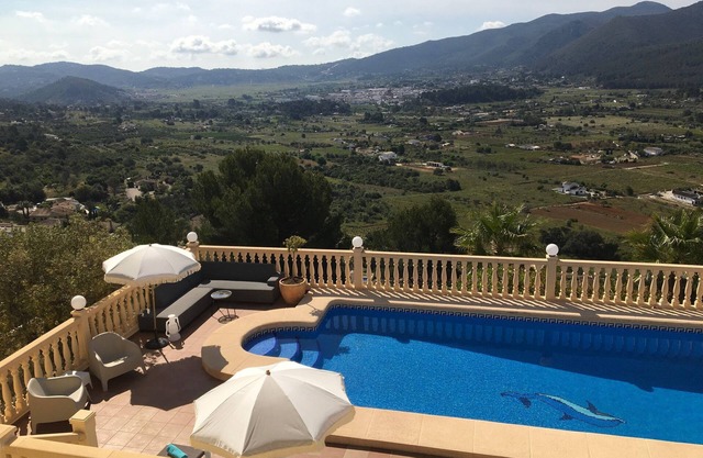 Luxury 6 bedroom villa with panoramic views, ideal for families.