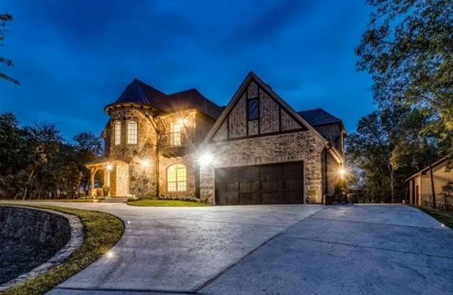 Luxury 6 BR, 5.5 baths with fabulous outdoor kitchen and pool!nSleeps 14