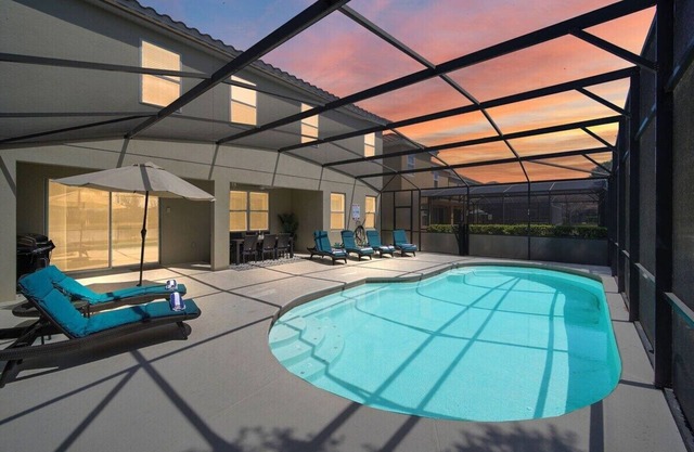 Luxury 6BR Villa | Lagoon-View Pool, Disney & Mario Rooms – Near Parks