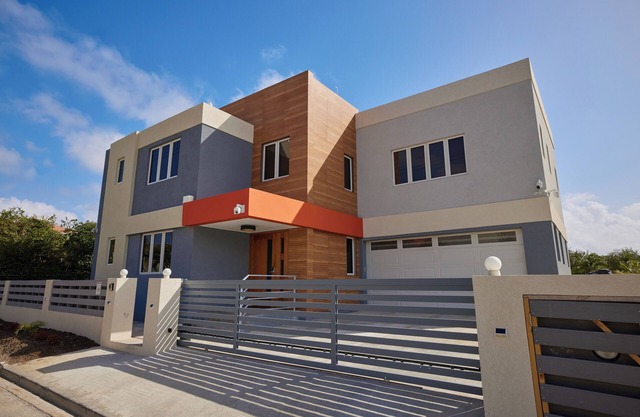 Luxury 6BR Villa w/Pool, Rooftop Deck & lower level Lounge/2 Car garage/AC