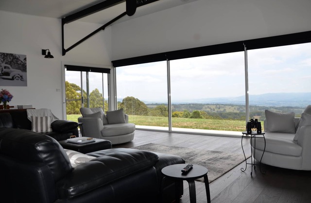 Luxury accommodation - King size beds - stunning views - 5mins to Oberon