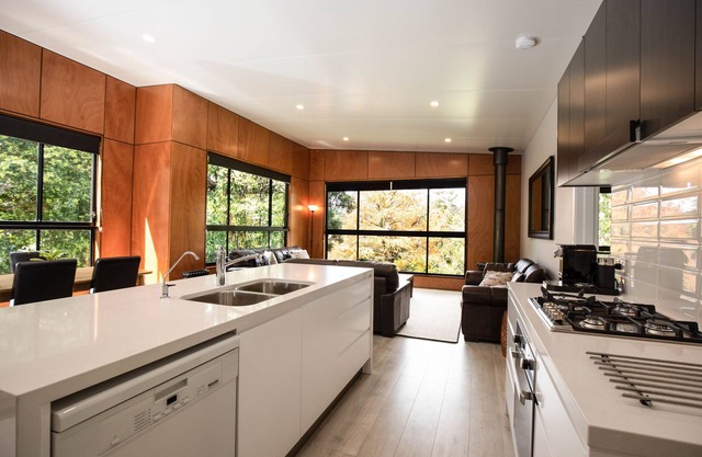 Luxury Accomodation in Rainforest Retreat. Pet friendly house.