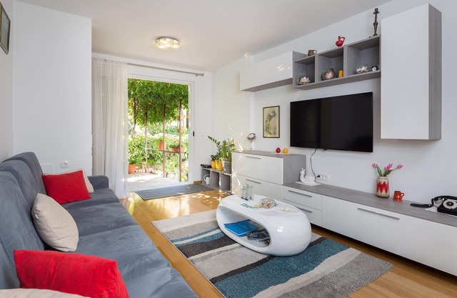 LUXURY APARTMENT MIRJANA with beautiful garden in the centre of Split