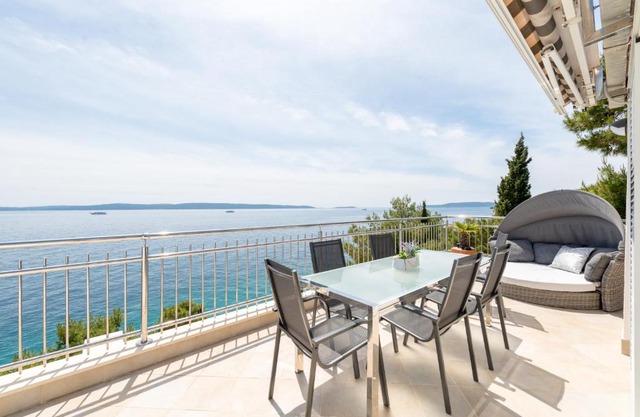 LUXURY APARTMENT NEXT TO THE SEA