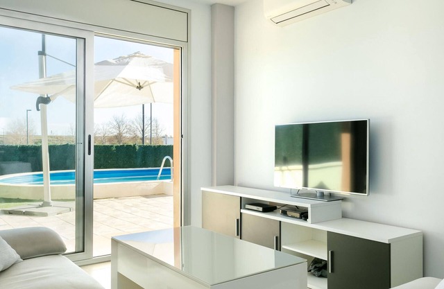 Luxury Apartment with Private Pool & Garden in Figueres