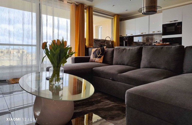 Luxury Apartment with The Communal Pool