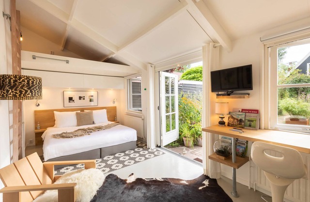 Luxury B & B in historic village 10 km from Amsterdam Center
