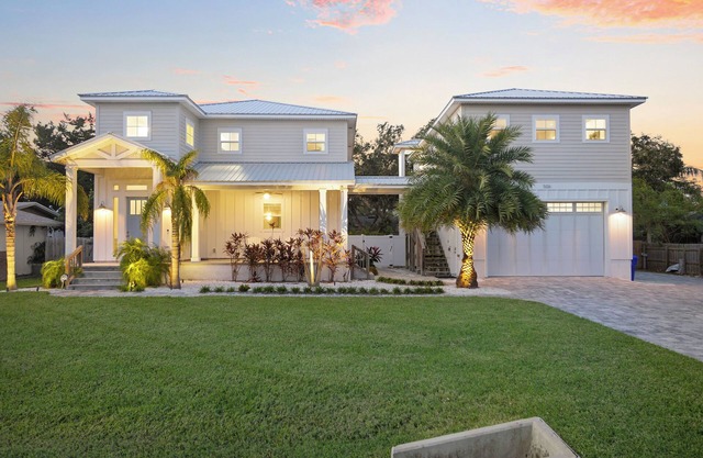 Luxury beach escape, 2 blocks to the ocean & 1 block to the river! Enjoy a heated pool, hot tub, paddle boards, kayaks, golf cart & more—only 10 mins to downtown St. Augustine. Very clean, well stocked & perfect for couples, families & small groups.