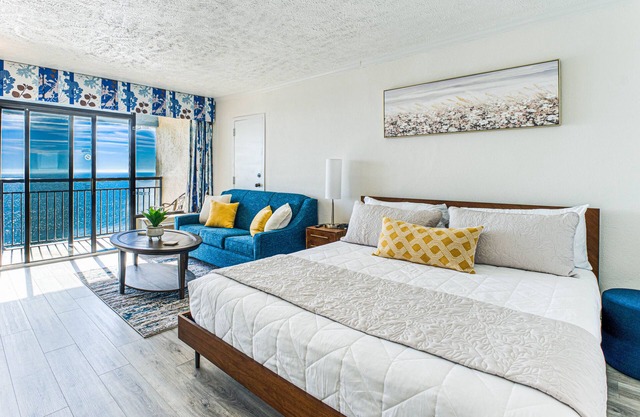 Luxury Beachfront Studio, Endless Ocean Views, Resort Amenities, Newly Remodeled